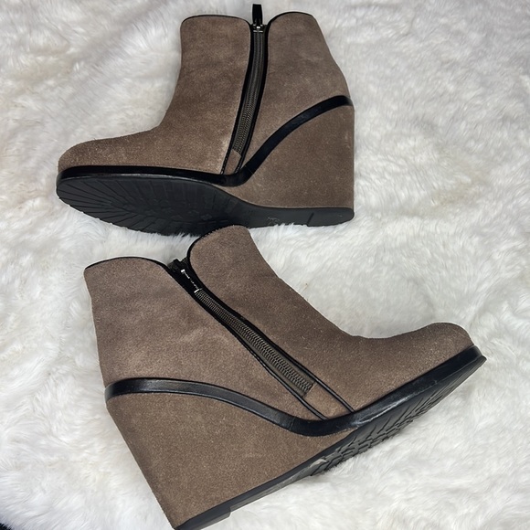 Vince Camuto Women’s Jeffer’s Bootie Brown Leather with Black Trim Zippe… - Picture 3 of 10